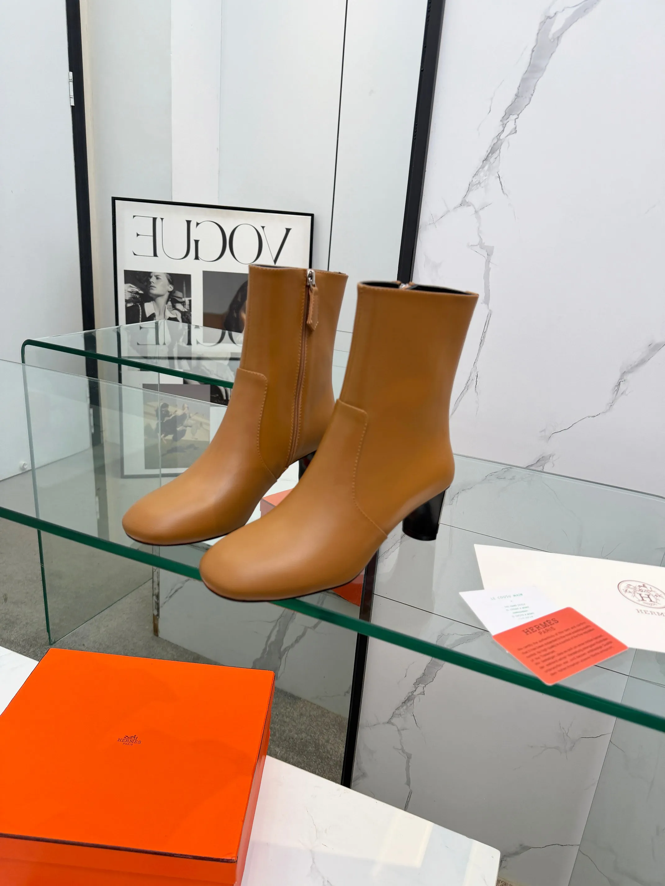👟👟Ex-factory price 800👟👟 Top version purchasing agent Hermes 2025 autumn and winter new Lisa thick heel side zipper and naked women's short boots H family letter logo high heel round toe Martin knight boots Material: imported calfskin upper + water-dyed sheepskin lining + Italian genuine leather outsole Heel height: 5.5CM Size: Women’s size 35-41 (40.41 customized, non-refundable)